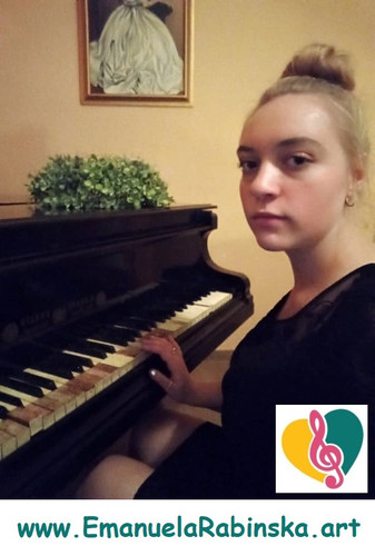 Pianistka Emanuela podczas gry na fortepianie ksiecia Gustava.1
