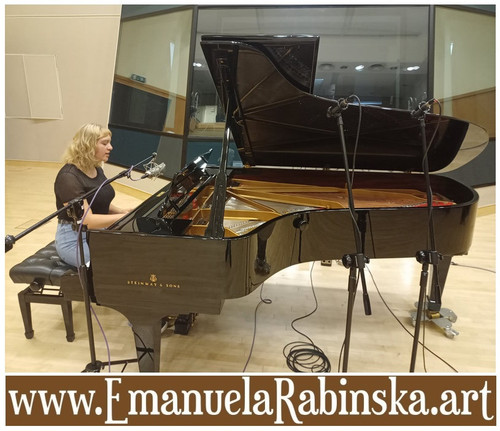 Pianistka Emanuela podczas nagrywania scieżki dzwiękowej w studio Radio Katowice.1