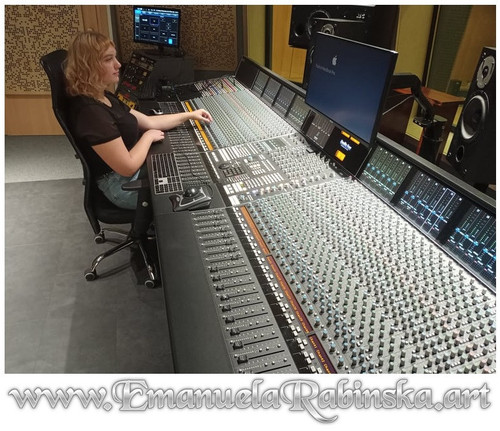Piosenkarka Emanuela Rabinska podczas nagrania muzyki w  studio Radio Katowice.jpg