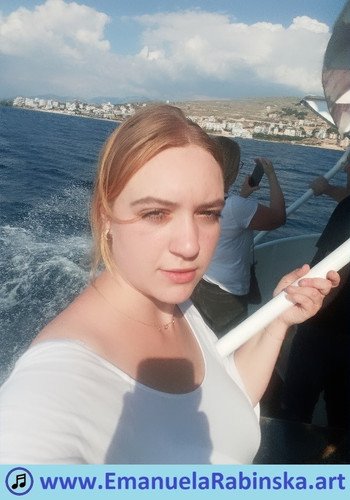 Piosenkarka Emanuela Rabinska na fotografii uzytej do teledysku do piosenki Les papillons..jpg