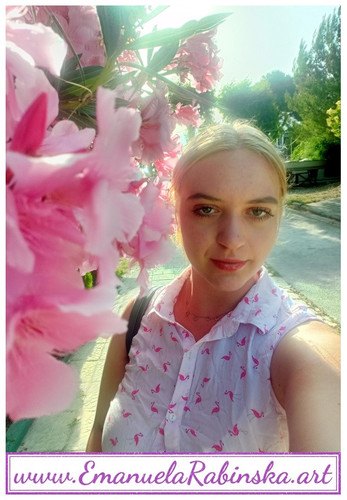 Piosenkarka Emanuela Rabinska na fotografii z planu nagrania wideoklipu do utworu własnego Les papil.jpg