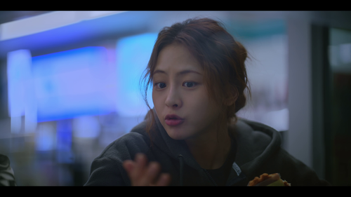 Bitch.and.Rich.S01E01.By.Birth.1080p.NF.WEB DL.DDP2.0.H.264 QuaSO 005.png