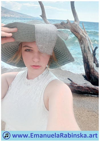 Solistka Emanuela Rabinska na fotografii uzytej do wideoklipu Les Papillons.jpg