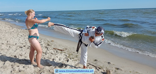 Solistka Emanuela Rabinska podczas spotkania z wielkim mistrzem taekwondo Panen Wojciechem Dolnym.jpg