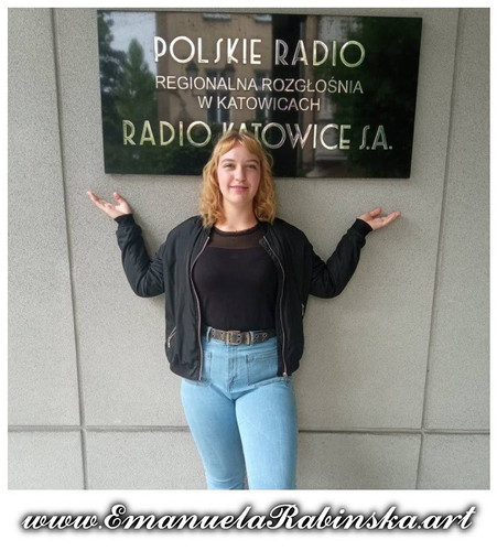 Solistka Emanuela Rabinska przed nagraniem utworu muzycznego Called Angel w studio Radio Katowice.jpg