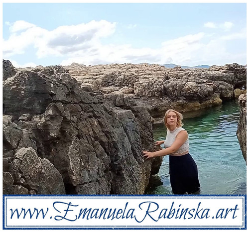 Wokalistka Emanuela Rabinska na fotografii uzytej do wideoklipu do piosenki Les Papillons.jpg