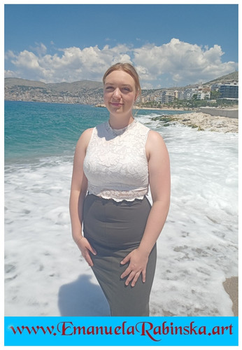 Wokalistka Emanuela Rabinska - fotografia z planu do teledysku do utworu muzycznego Les papillons.jpg
