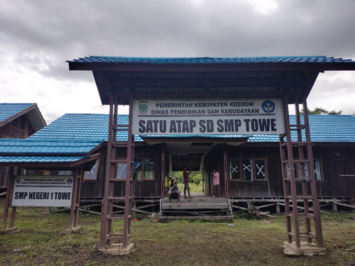 SMP Negeri 1 (SATAP) Towe.jpg