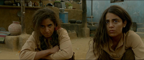 Pataakha 2018 720p WEB HD x264 999MB Pahe.in.mkv snapshot 00.07.54.167.jpg