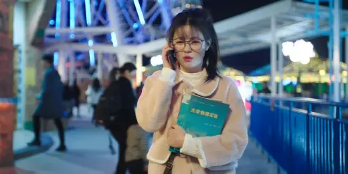 Peacock.In.Wonoerland.S01E01.2024.2160p.WEB DL.H265.EDR.DDP2.0 HHWEB.0002.webp