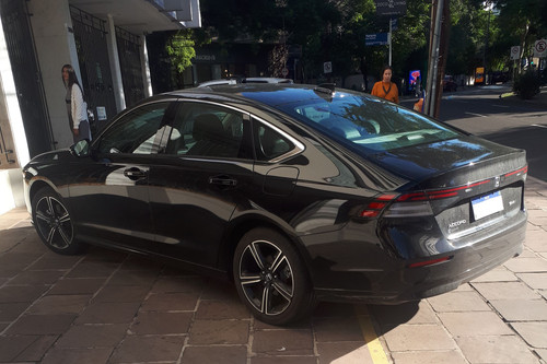 Honda Accord e:HEV 2024 preto visto de trás
