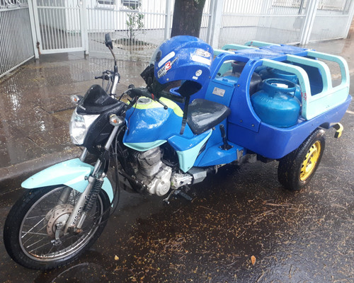 Honda CG 160 Start 2018 transformada em triciclo da Ultragaz vista de frente na chuva.jpg