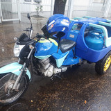 Honda CG 160 Start 2018 transformada em triciclo da Ultragaz vista de frente na chuva
