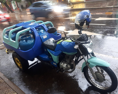 Honda CG 160 Start 2018 transformada em triciclo da Ultragaz vista na chuva.jpg