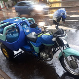 Honda CG 160 Start 2018 transformada em triciclo da Ultragaz vista na chuva