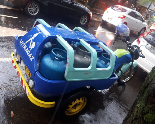 Honda CG 160 Start 2018 transformada em triciclo da Ultragaz vista de trás na chuva.jpg