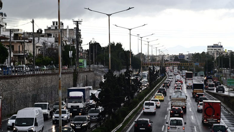 Ουρές χιλιομέτρων στους δρόμους της Αθήνας λόγω της σφοδρής βροχόπτωσης J90kYg4