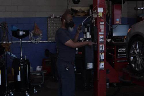 Student learning automotive skills 768x512.jpg