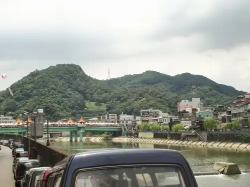 00023 仰望鳶山、鳶山岩.webp