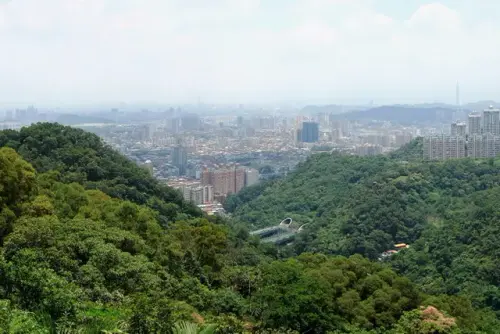 00015 新店獅頭山三峰眺望北二高.webp