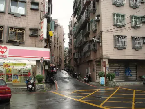 025 土城青雲路587巷口的萊爾富.webp