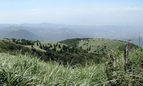 00017 大屯山南峰眺望頂湖山.webp