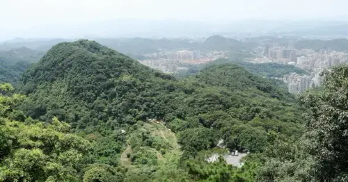 00013 內湖碧山巖眺望鯉魚山.webp