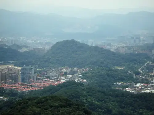 00015 內湖碧山巖眺望姆指山.webp