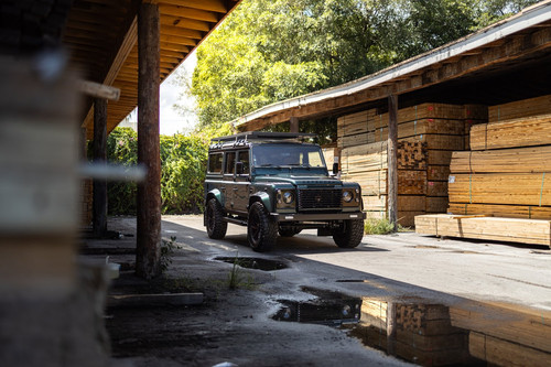 Reviving the Legend: Rebuilding the Classic Land Rover Defender.jpg
