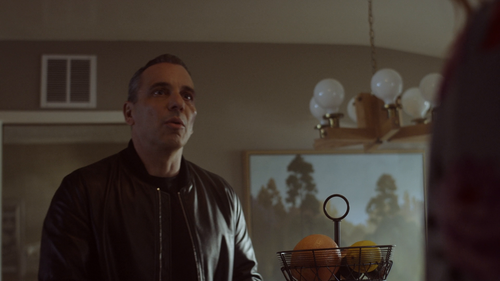 Bookie.S01E01.Always.Smell.the.Money.1080p.AMZN.WEB DL.DDP5.1.H.264 NTb 005.png