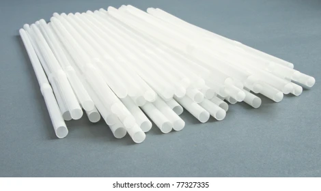 white straw 260nw 77327335 (1).webp