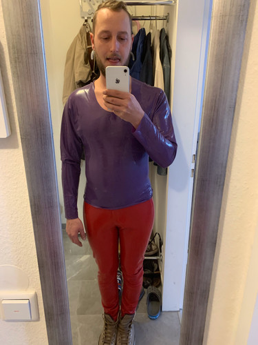 Benjamin Fiegl lila Latex.jpg