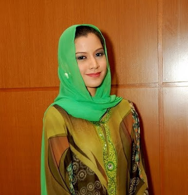 Lisa Surihani 3.jpg