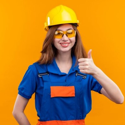 trabajador joven constructor uniforme construccion casco seguridad sonriendo ampliamente mostrando p.jpg