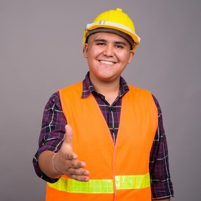 joven asiatico trabajador construccion contra pared gris 251136 6723.jpg