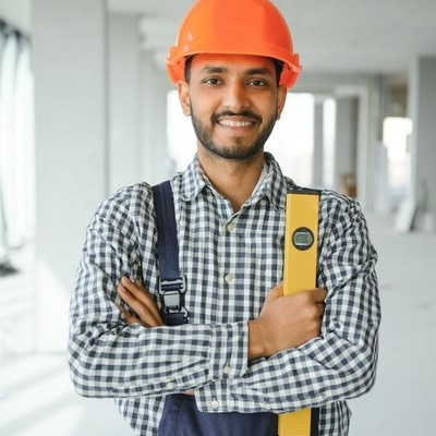 gerente sitio construccion indio pie casco pensando sitio construccion retrato trabajador manual raz.jpg