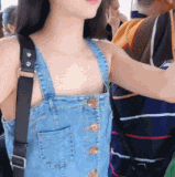 前不凸后不翘，小小 a 杯可笑可笑.gif