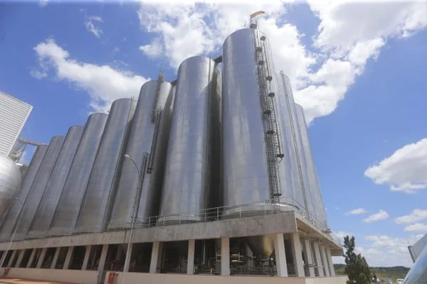 tanques de maturacao e fermentacao em fabrica de cerveja 1920909 article