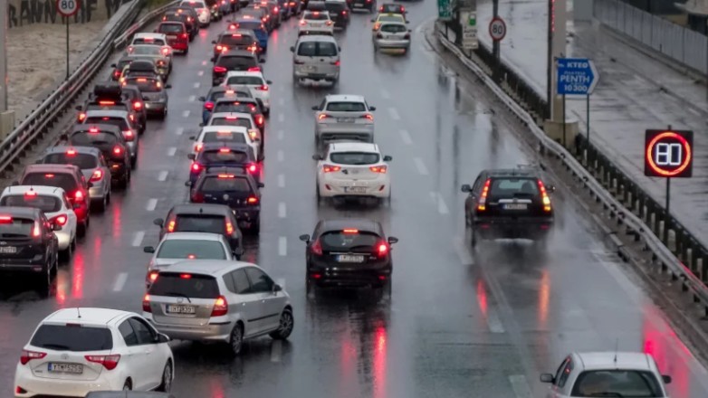 Κίνηση στους δρόμους: Μποτιλιάρισμα χιλιομέτρων στον Κηφισό λόγω βροχόπτωσης JCa7Msn