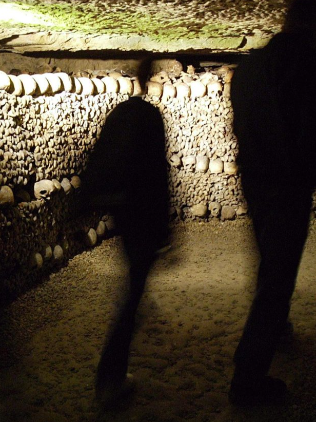 Famous monument that hides a secret room: the catacombs of Paris.