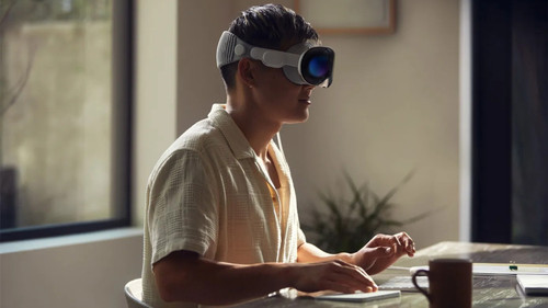 apple wwcd23 vision pro lifestyle 11zon thinkpro.jpg