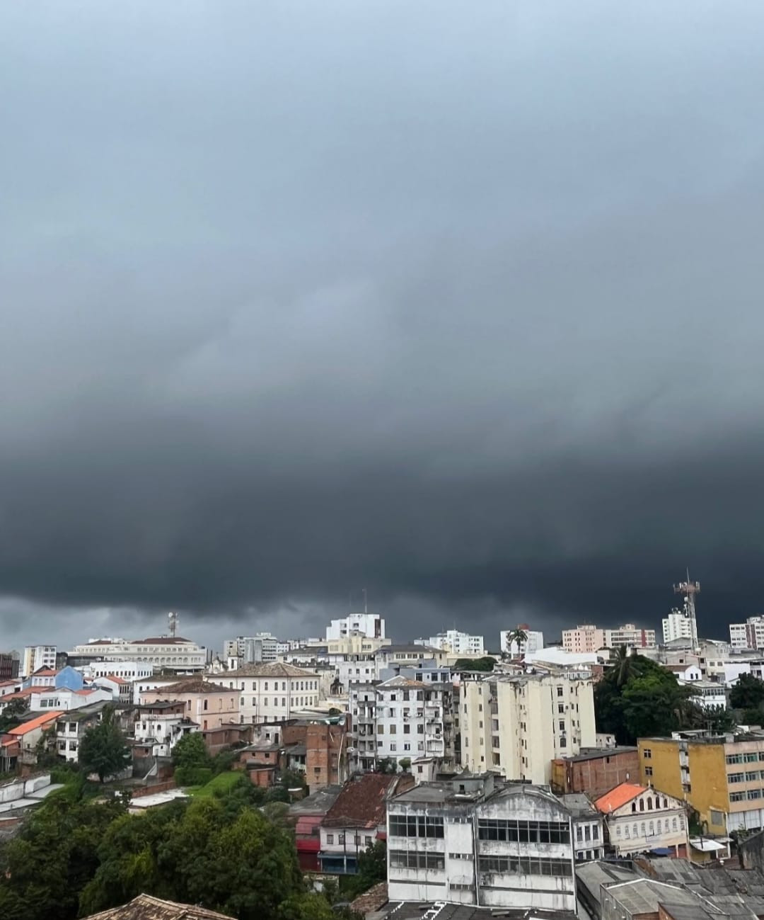 Salvador Tem Ruas Alagadas E Deslizamentos De Terra Por Causa De Chuva