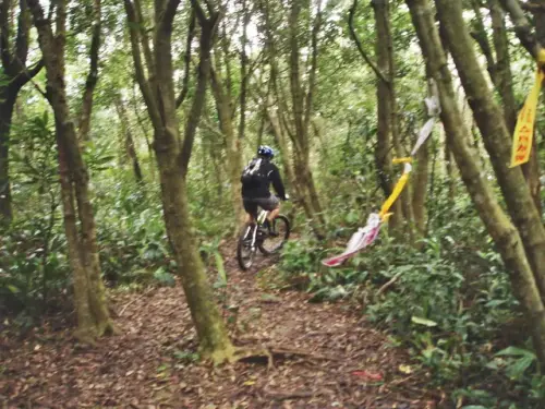 00005 大崙頭山古道遇到單車客.webp