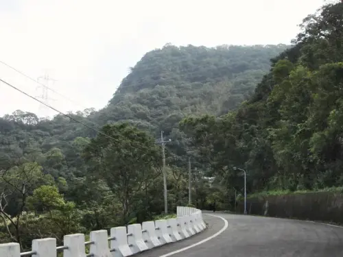 00004 前方山頭即是猴山岳前峰.webp