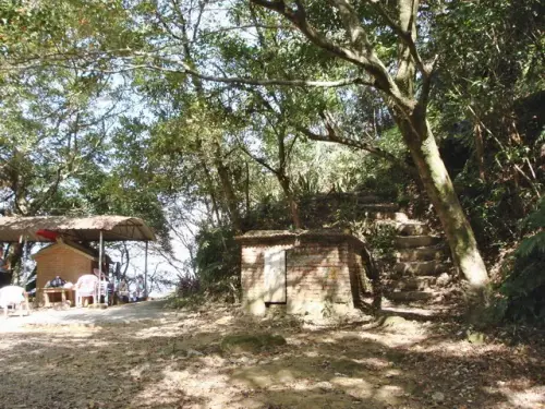 00018 二格山步道入口在土地公廟後方.webp