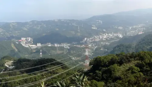 00009 猴山岳前峰眺望深坑老街.webp