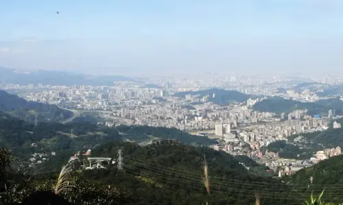 00007 猴山岳前峰眺望台北文山.webp