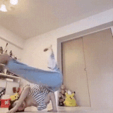 倒立地板動作 旋轉後單盤腿.gif