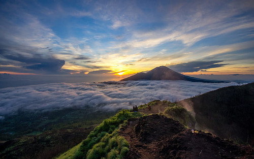 morning sun on gunung batur wallpaper preview (1).jpg
