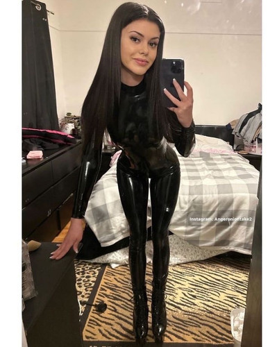 Geile eng glänzende Latex Fetisch hure.jpg